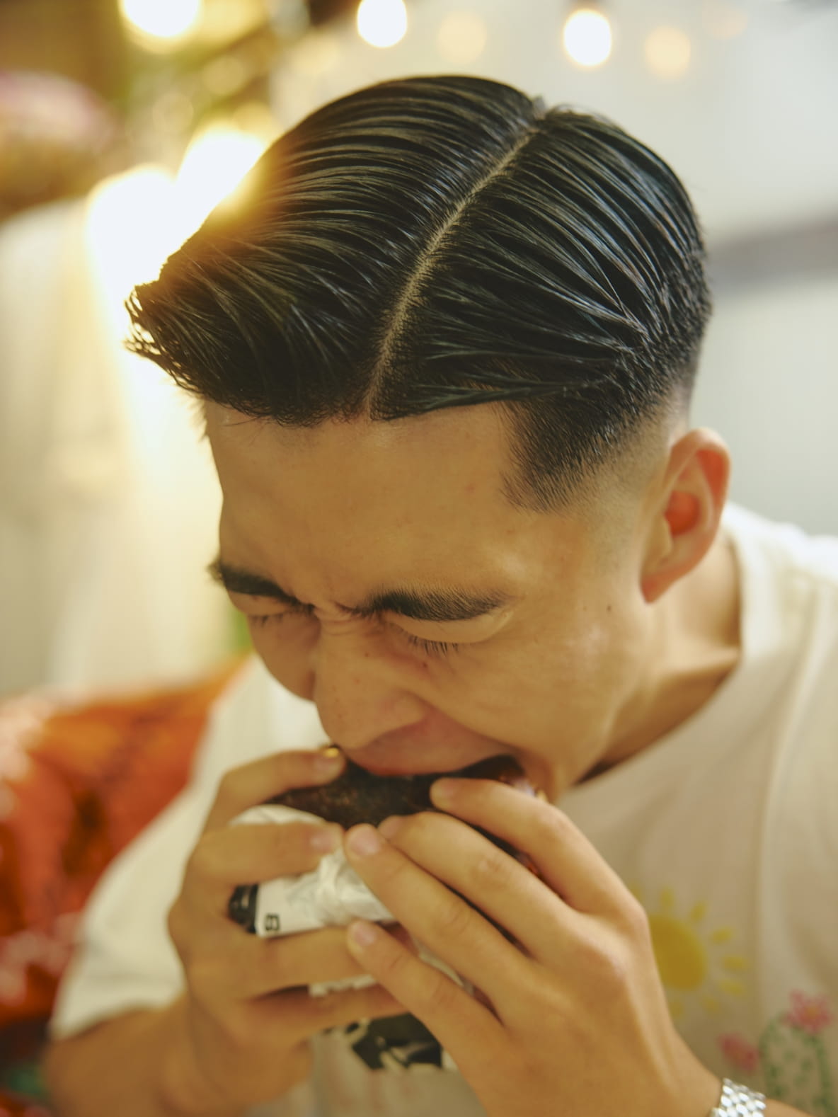 最高のJ.S. バーガーを食べてる写真