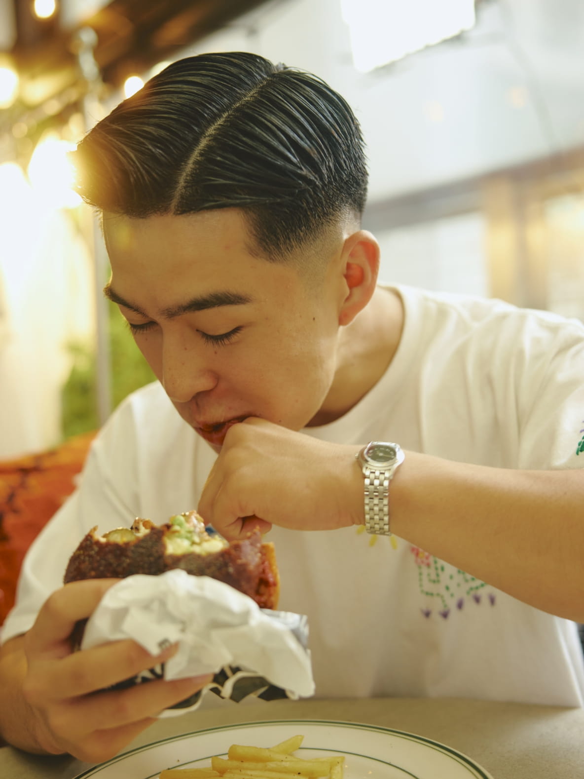 最高のJ.S. バーガーを食べてる写真