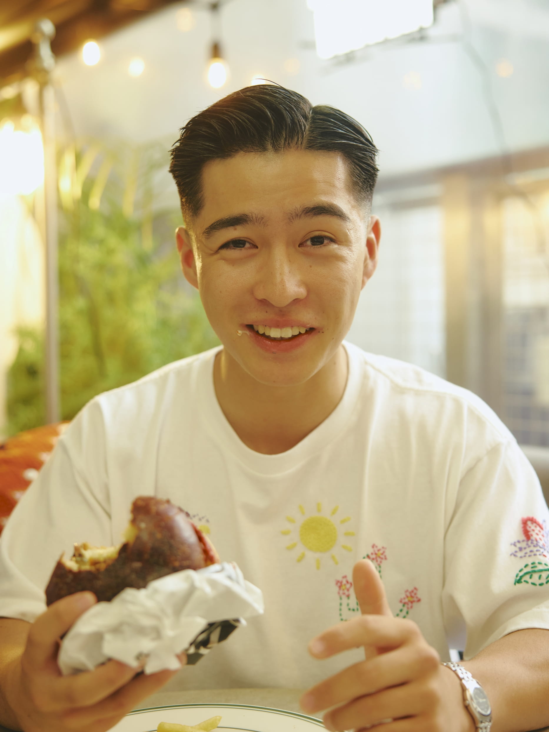 最高のJ.S. バーガーを食べてる写真