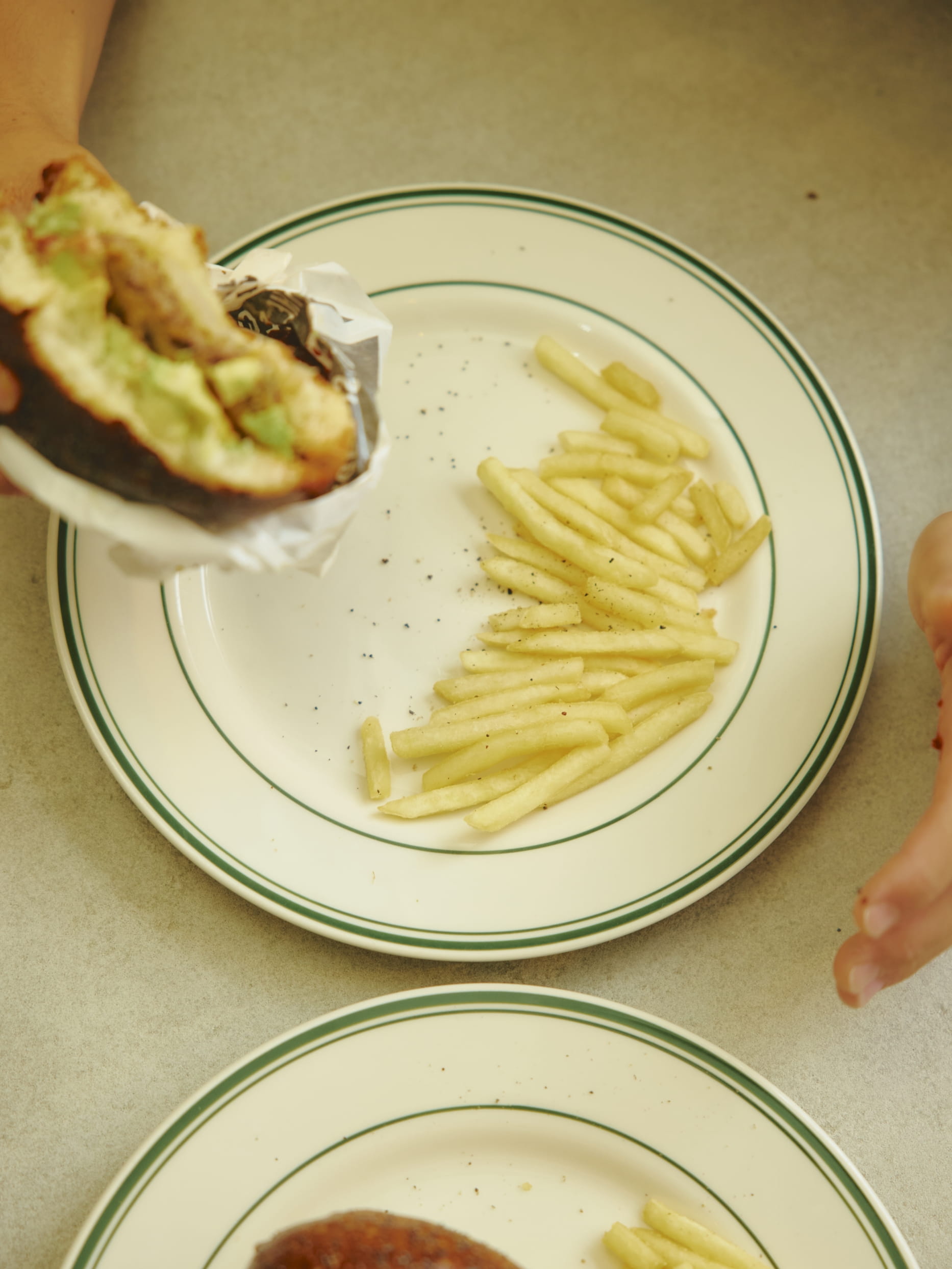 最高のJ.S. バーガーを食べてる写真