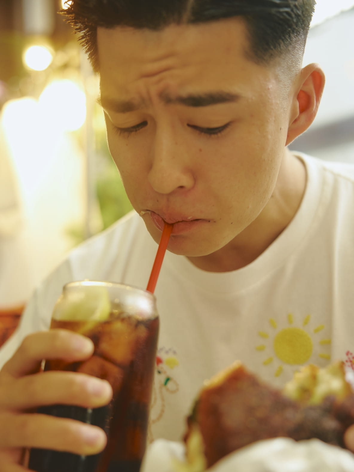 最高のJ.S. バーガーを食べてる写真