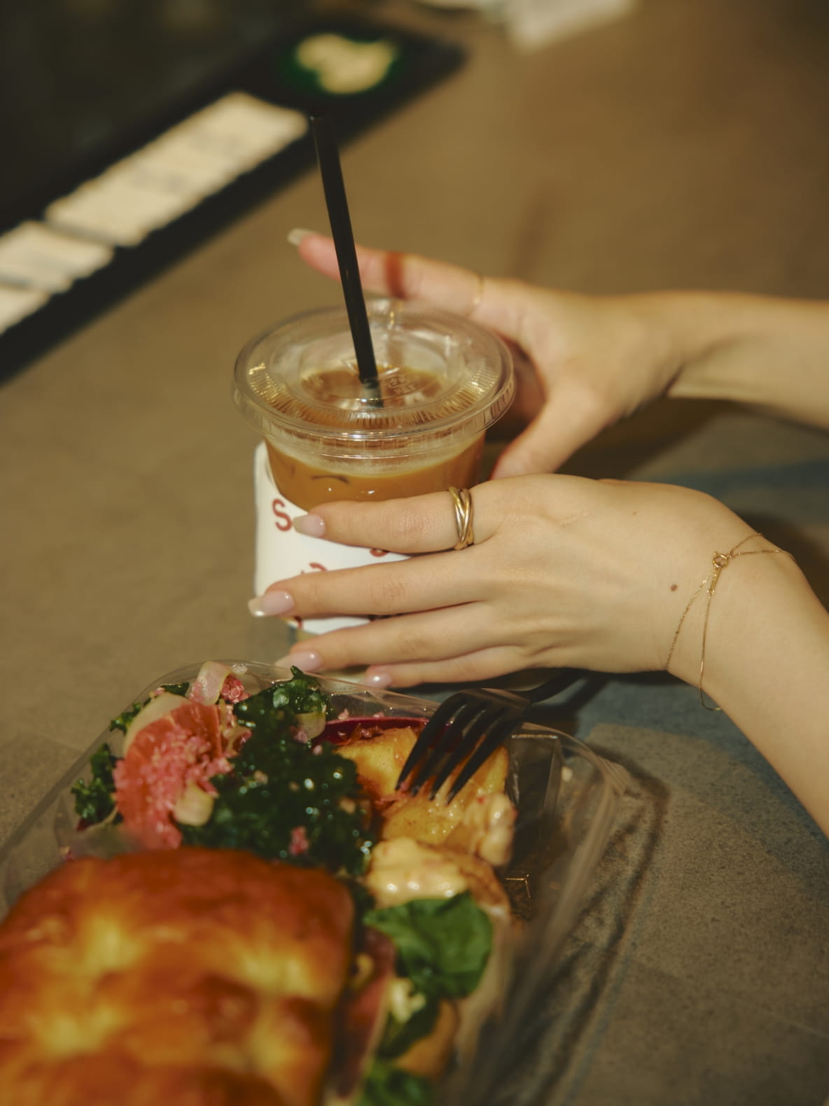 フォカッチャサンド&2デリSETを食べてる写真