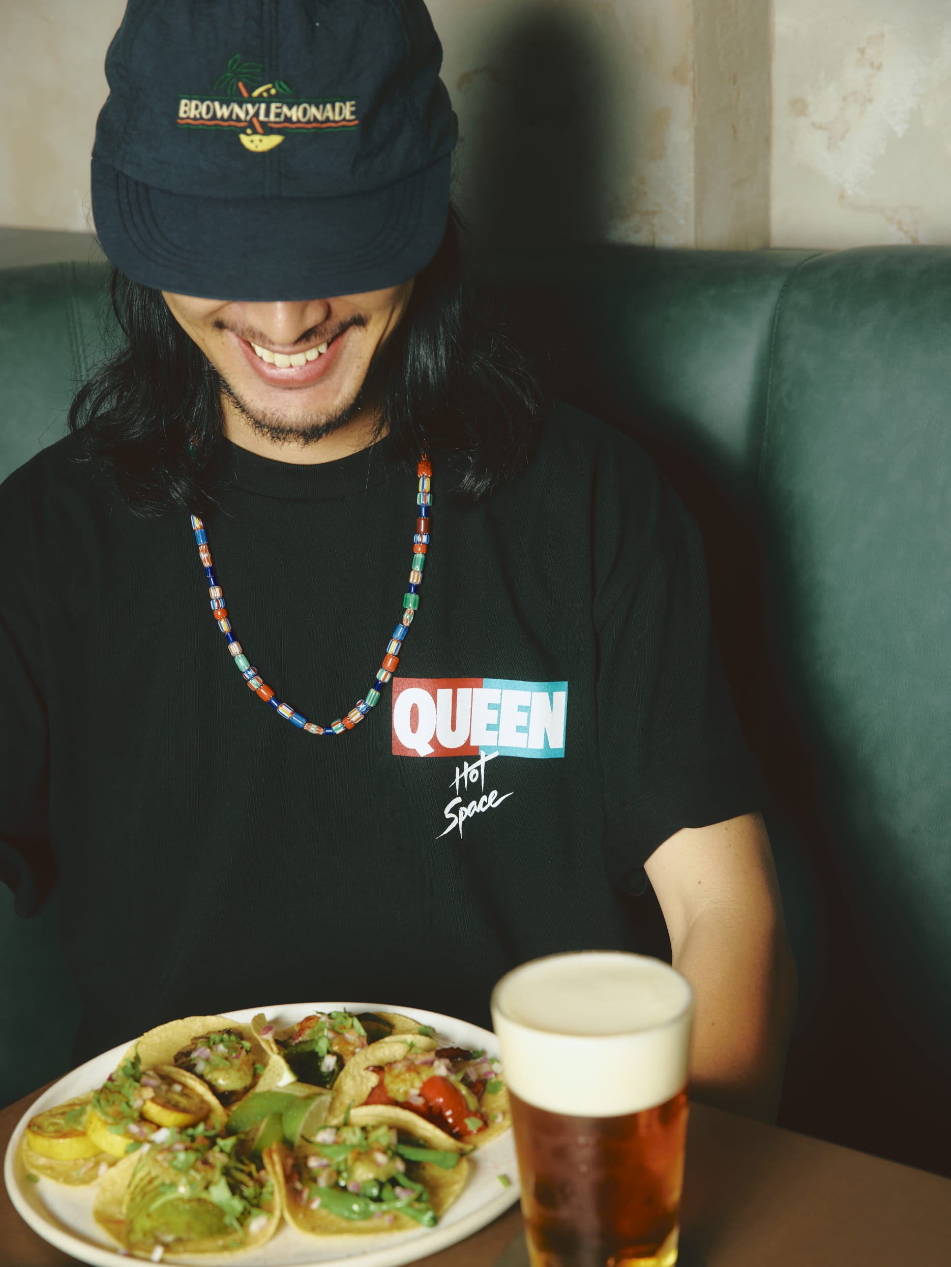 TACOSを食べてる写真