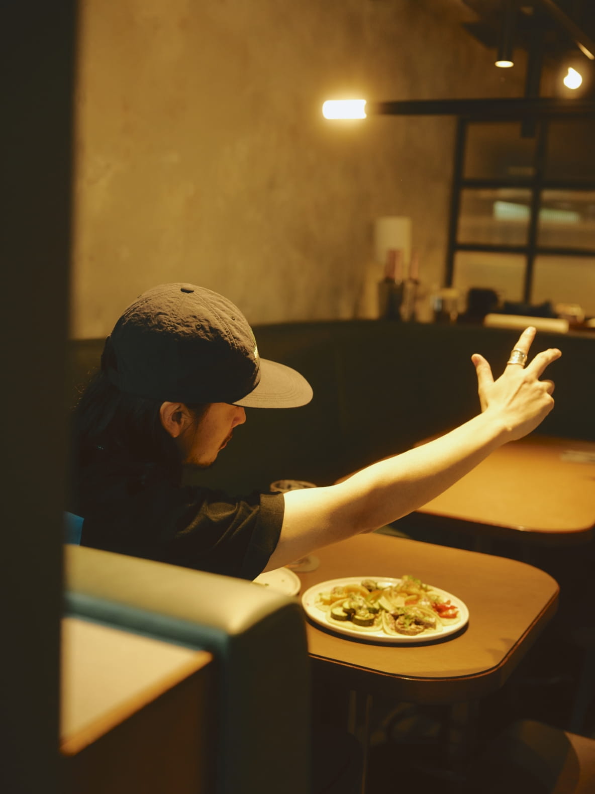 TACOSを食べてる写真