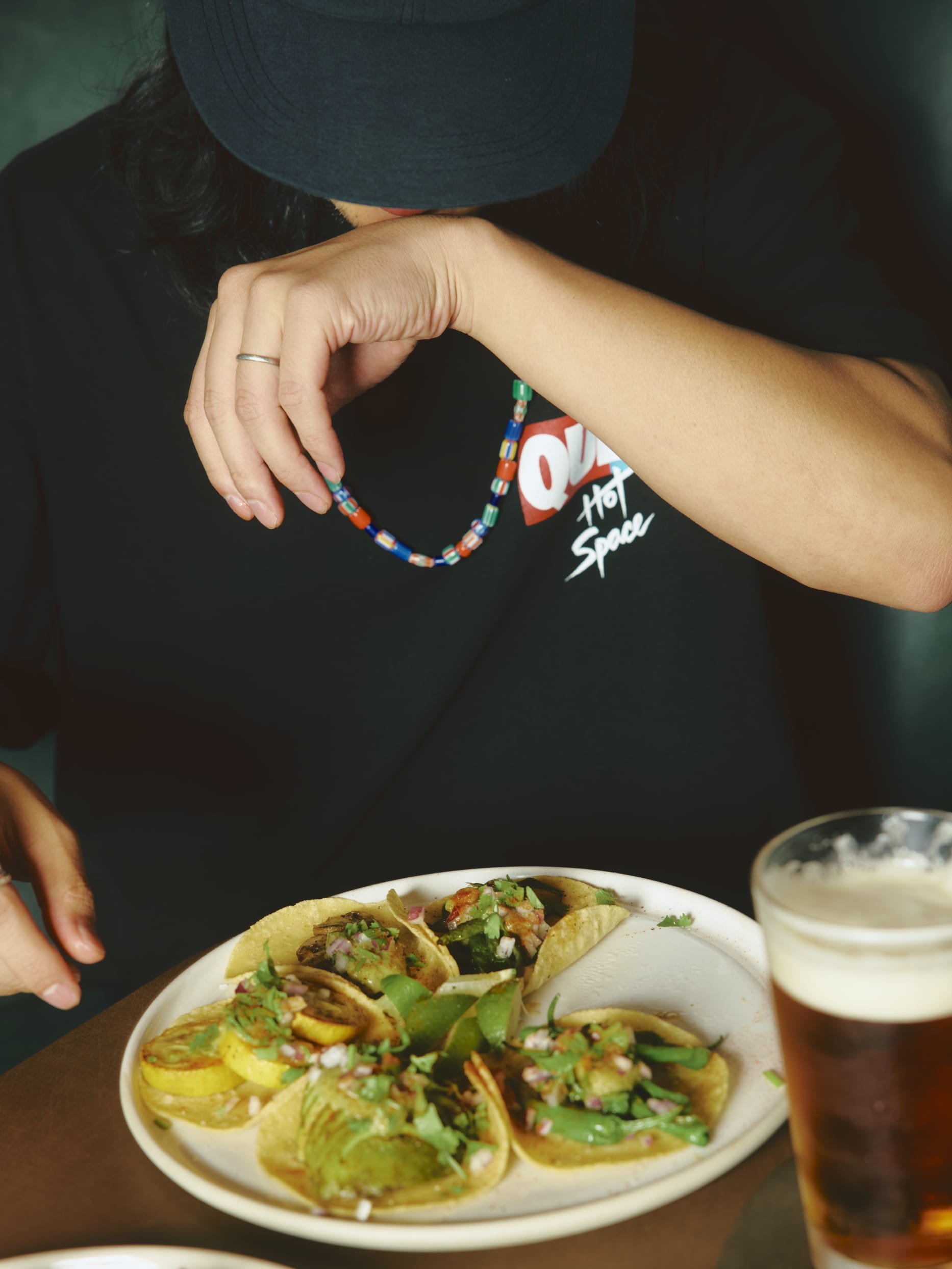 TACOSを食べてる写真
