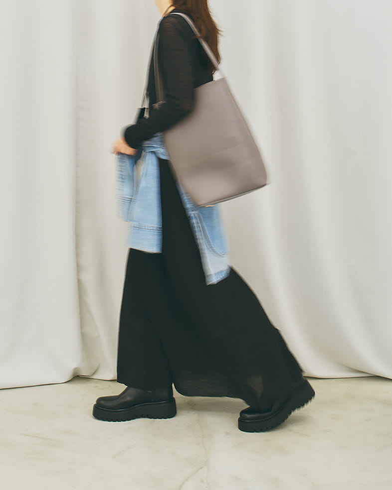ブラックのワンピースとバッグを合わせたサイドカット